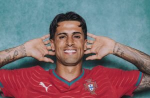 João Cancelo assina contrato de três anos com o Barcelona