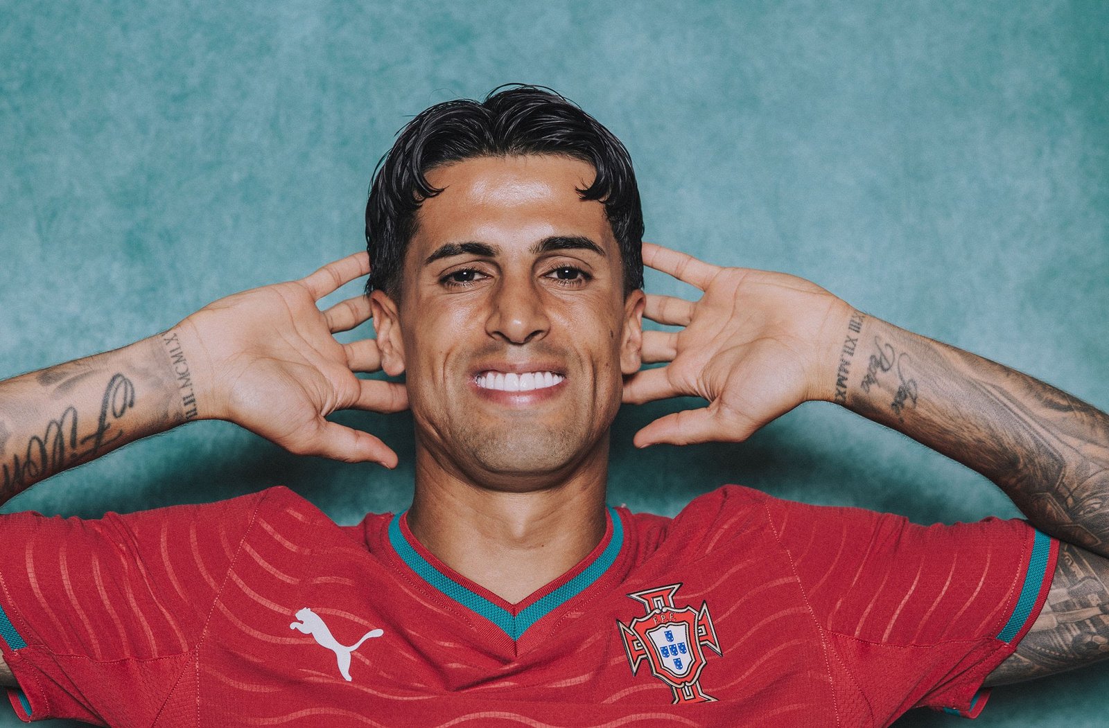 João Cancelo assina contrato de três anos com o Barcelona