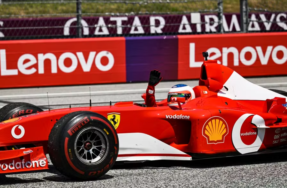 Ferrari faz homenagem a Schumacher